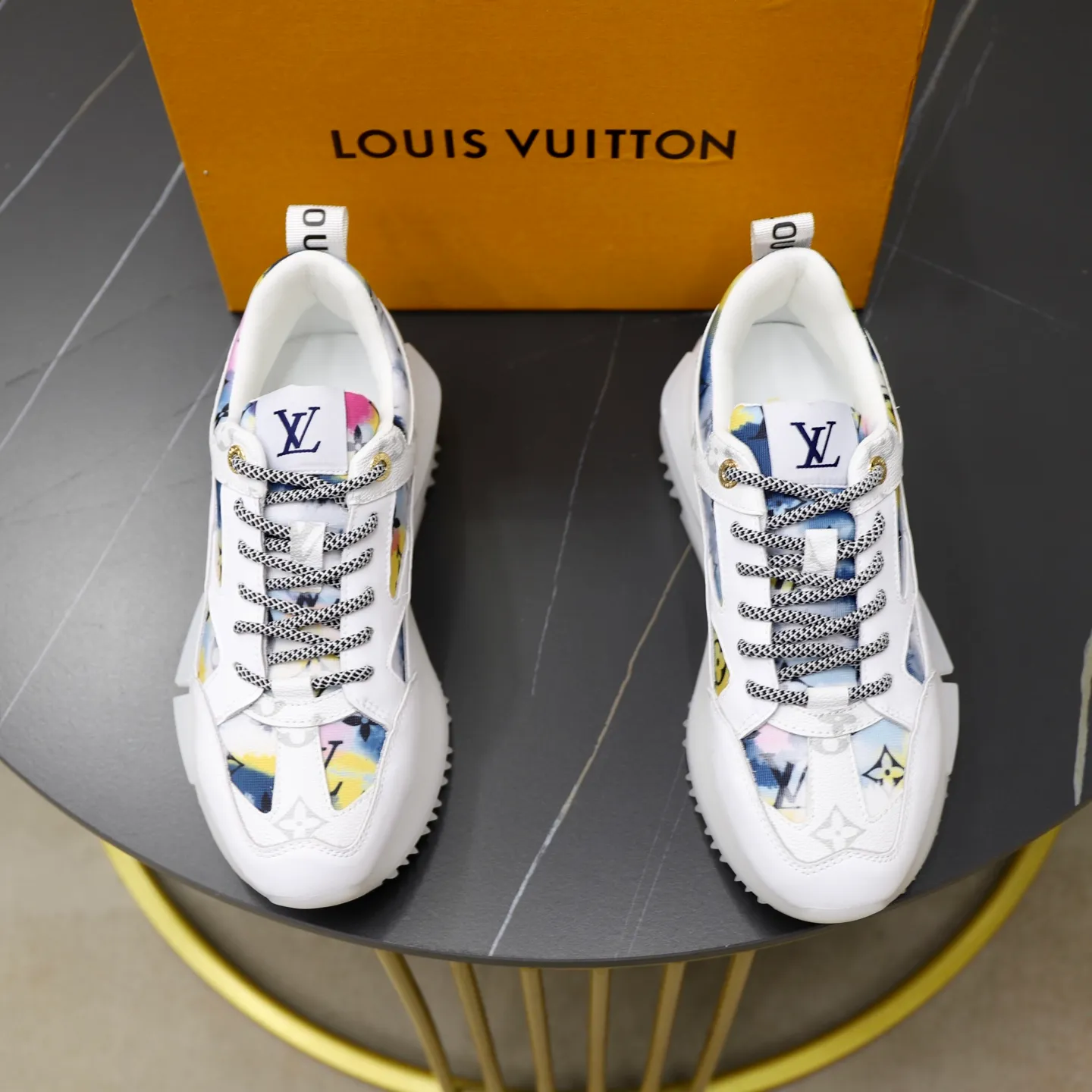 Ex-factory price: 462💰🙅‍♂️🙅‍♂️🙅‍♂️ Brand: LV Louis Vuitton Standard code: 38-44 (45 customized) Grade: Same as the official website Material: Original material splicing Comfortable and breathable lining Lightweight and wear-resistant sports outsole Style category: Men's fashionable casual shoes Running sneakers Distinguished luxury brand elements Top luxury Color: actual picture color